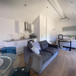 Little - Beautiful Modern Open Plan Southampton