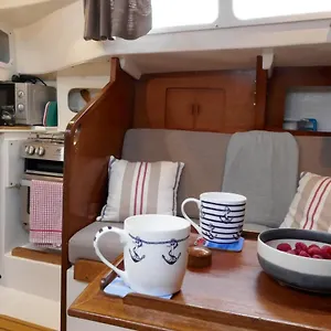 Couples, Centre Getaway On The Water Southampton