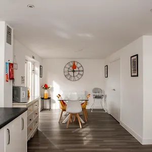 Spacious & Stylish 4-bed House With Hot Tub In Prime Location Southampton